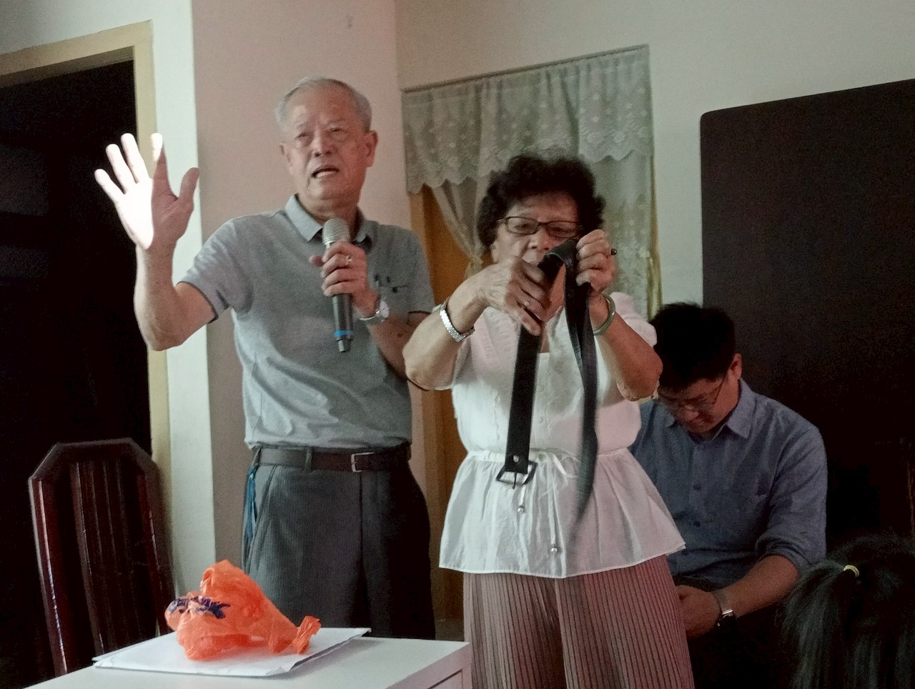 黃瑞麟前輩與太太洪雪清女士展士遭捕時的皮袋，內藏有3000元港幣，出獄後並未被歸還