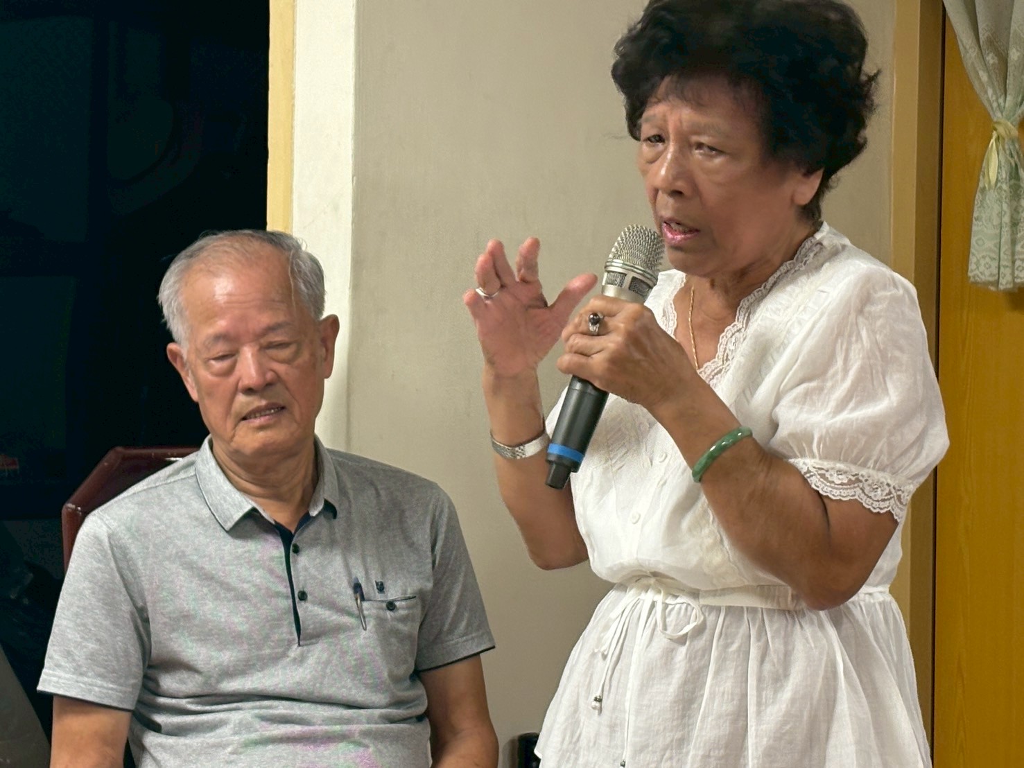 洪雪清女士談及與先生結婚時並不知其故事  但因情治單位與警察的諸多騷擾擔心受怕  講到哽咽落淚