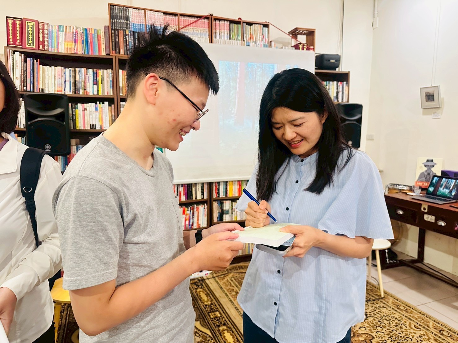 現場民眾踴躍簽書